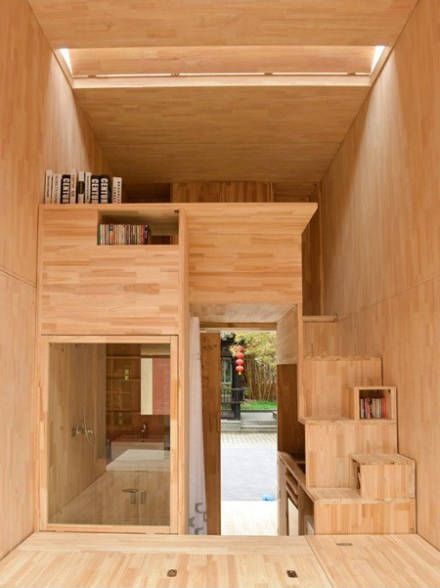 interior de escalera de la casa más pequeña del mundo