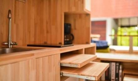 Detalle de cocina de madera de la casa más pequeña del mundo