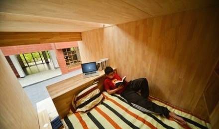 Habitación de dormi y cama de la casa mas pequeña del mundo