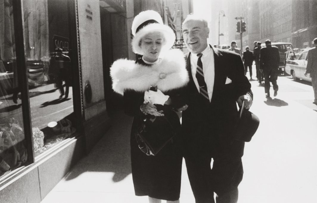 Pareja caminando por nueva york capturada por Garry Winogrand