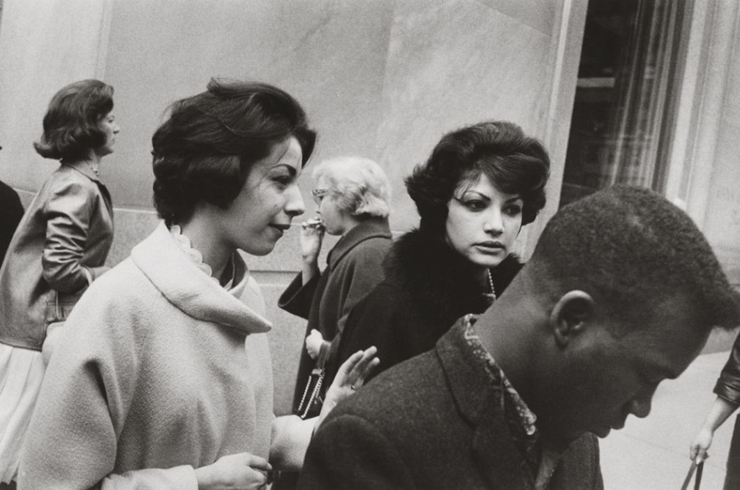 Mujeres y un hombre de color andando por la calle fotografiados por Garry Winogrand