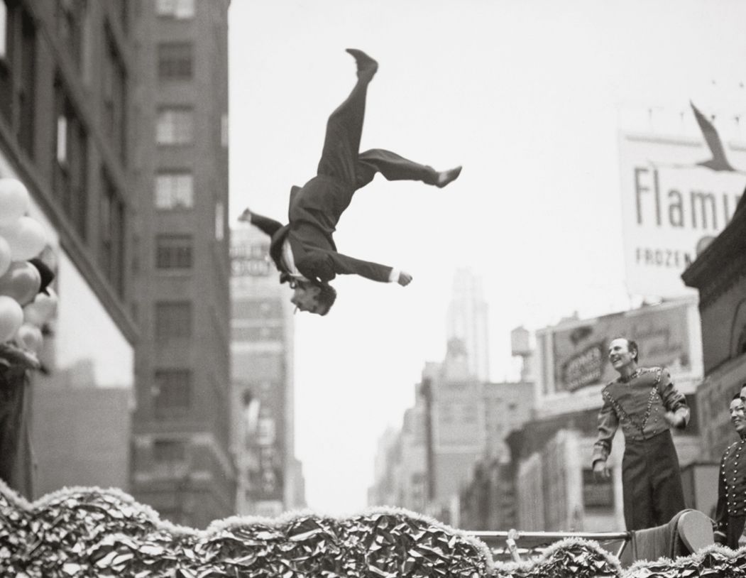 Hombre dando una voltereta fotografiado por Garry Winogrand