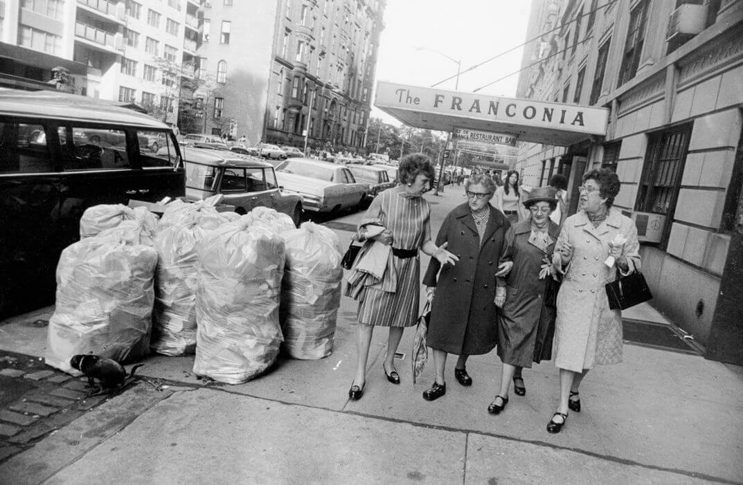 Mujeres paseando por delante del hotel The Franconia