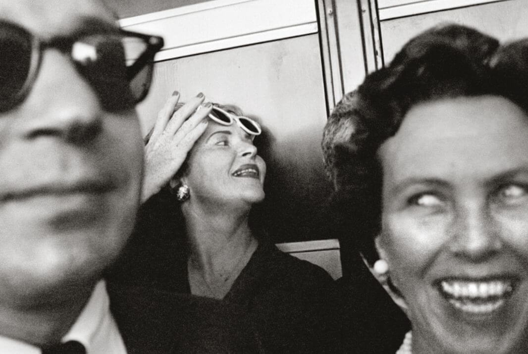 Personas denytro de un ascensor fotografiadas por Garry Winogrand 