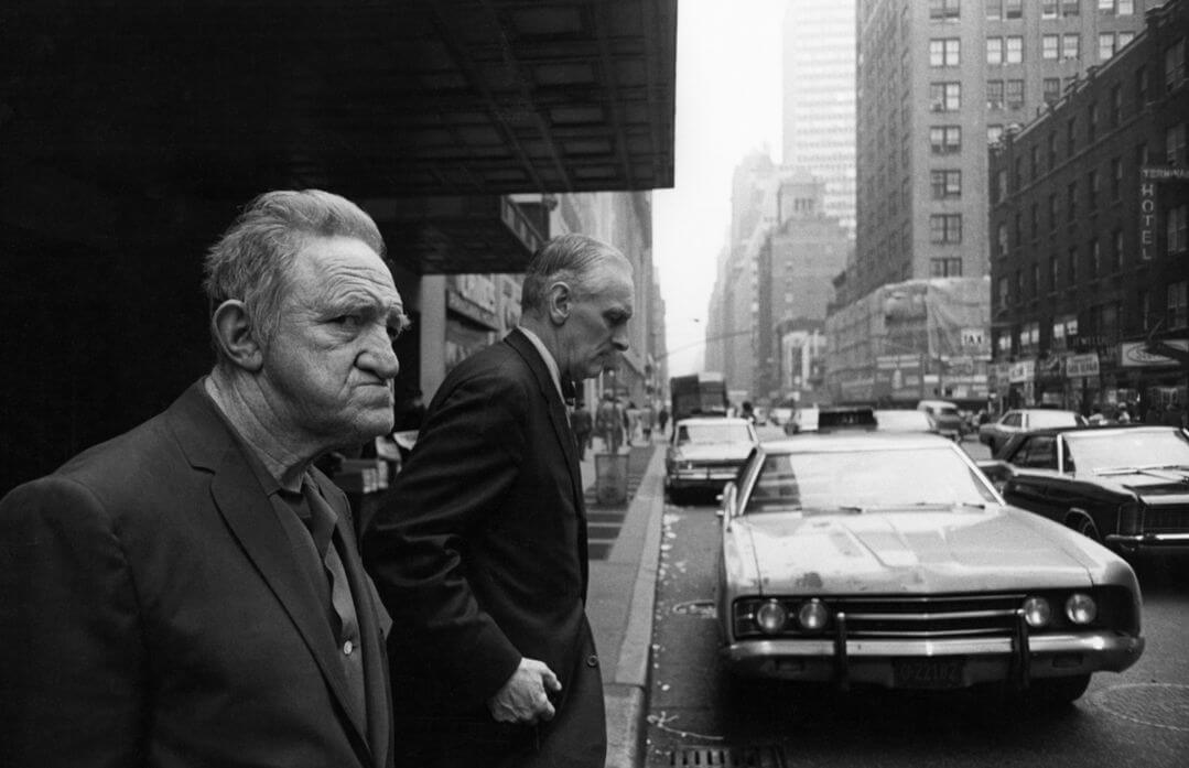 Dos hombres de avanzada edad cruzando la calle en nueva york