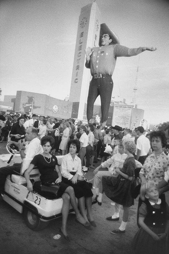 Reunion de personas a la salida del trabajo