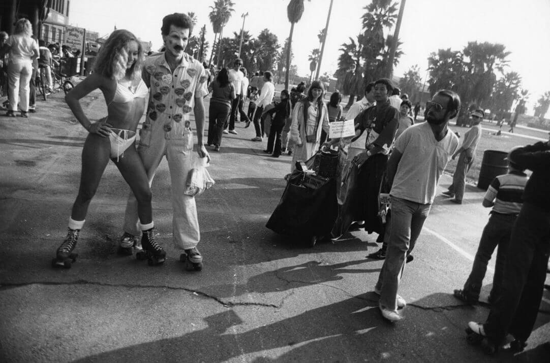 Mujer en bikini y un payaso en venice beach