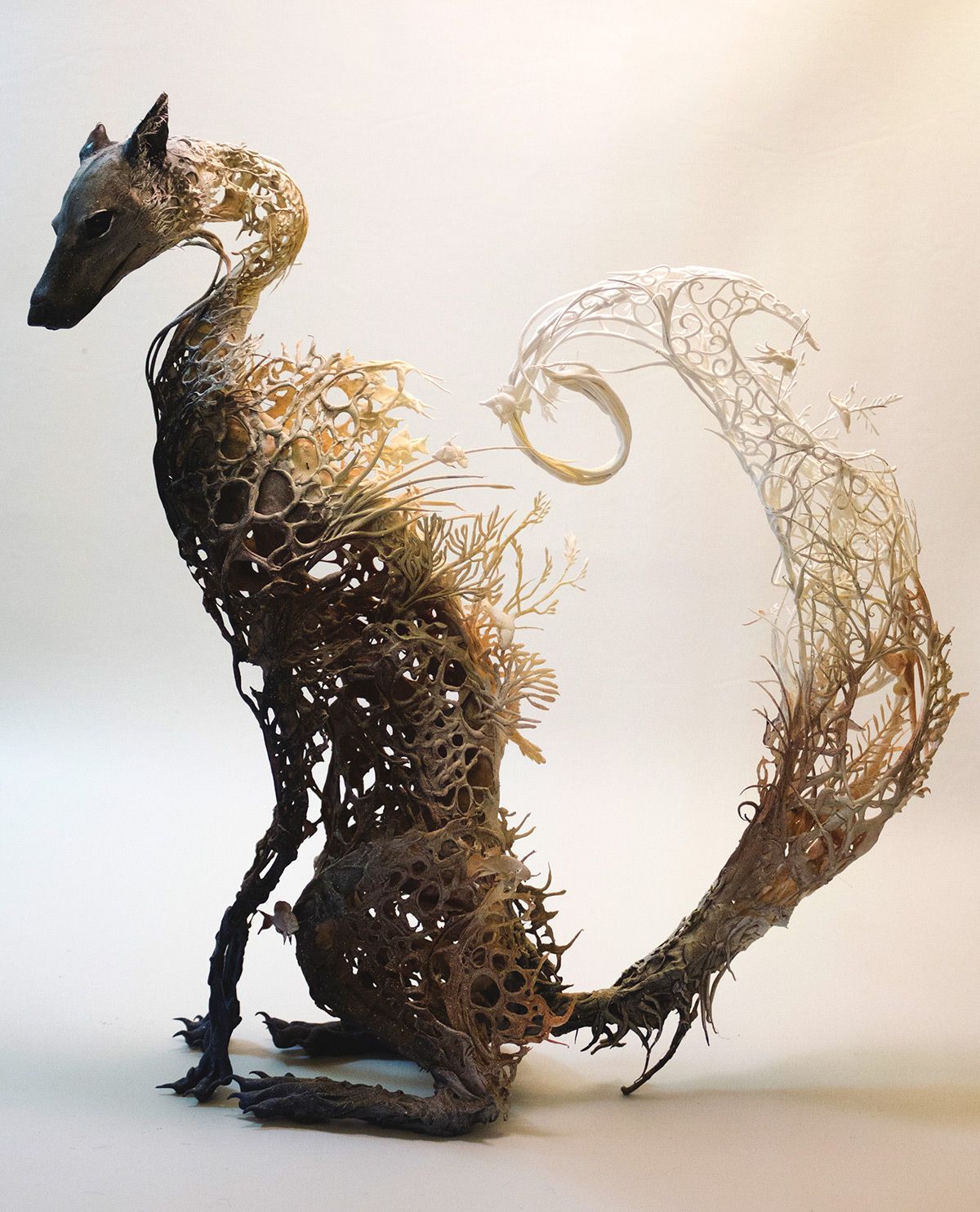 escultura de un zorro hecha con plantas por Ellen Jewett