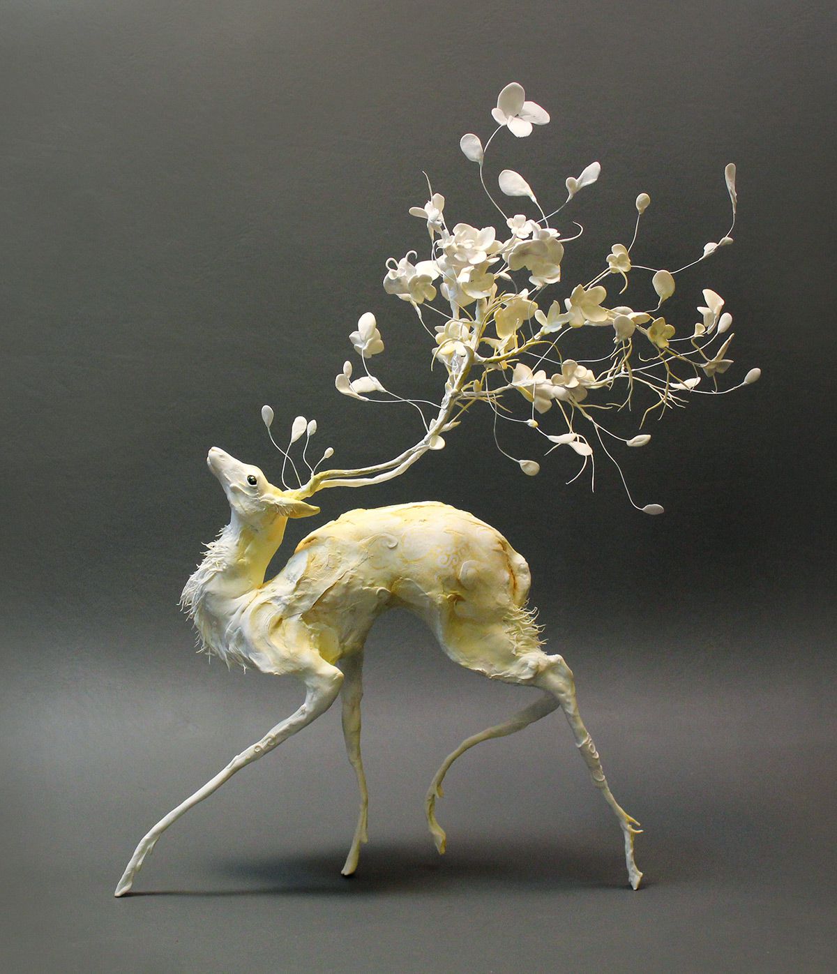 escultura de un ciervo con cuernos de flores ceada a base de plantas por Ellen Jewett