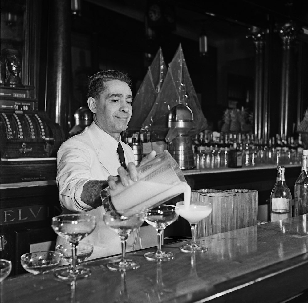 Camarero sirviendo un coctel en la habana de fidel castrol