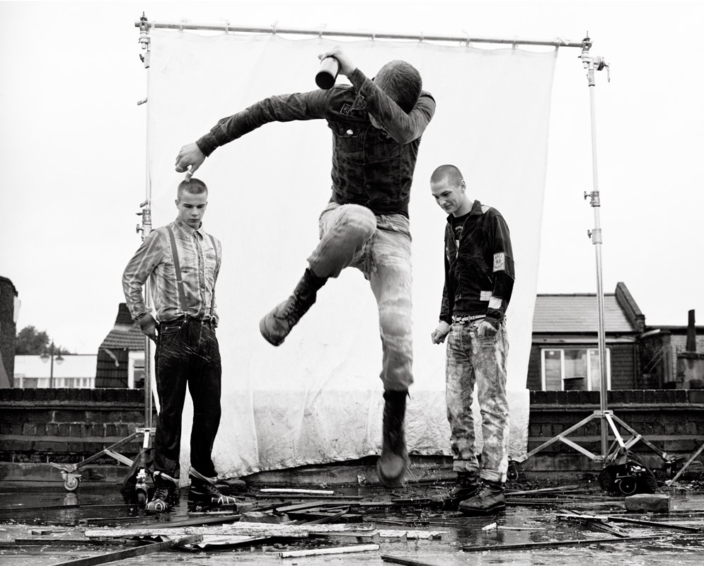 fotografía de banda de punks en la calle de alan clarke