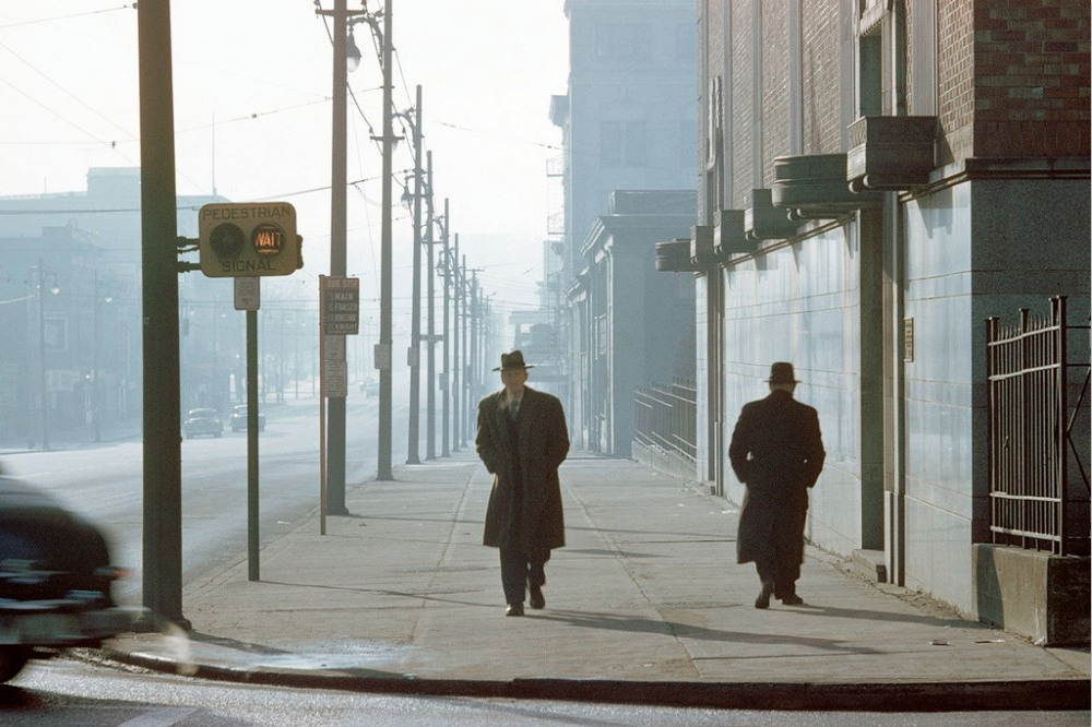 Hombres caminando por laciudad por Fred Herzog
