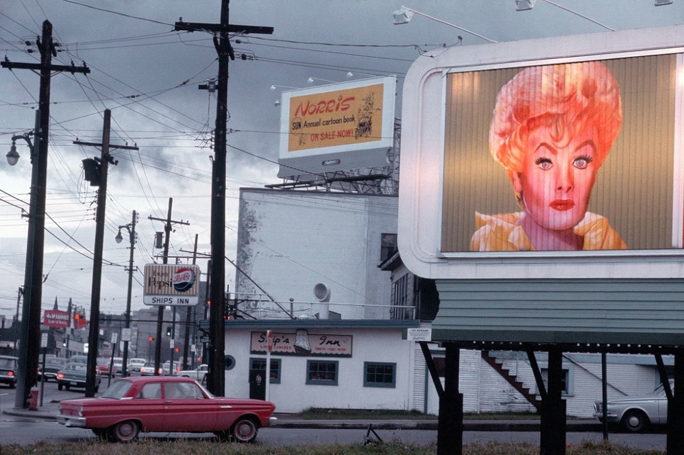 Cartel de publicidad fotografiado por Fred Herzog