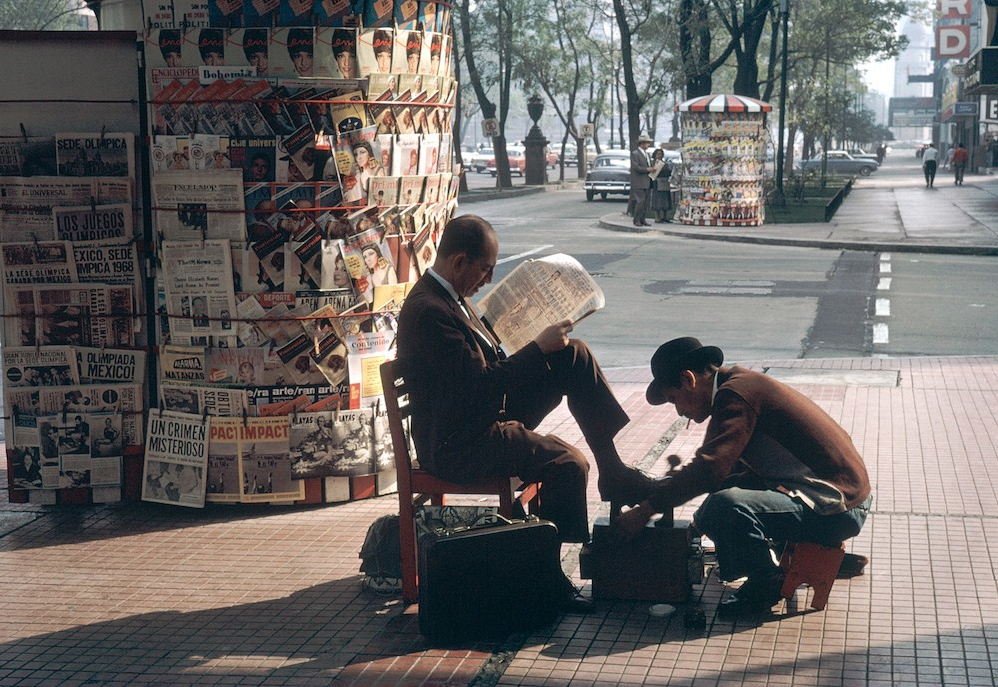 Hombre de color limpiando los zapatos aun hombre en una calle de nueva york