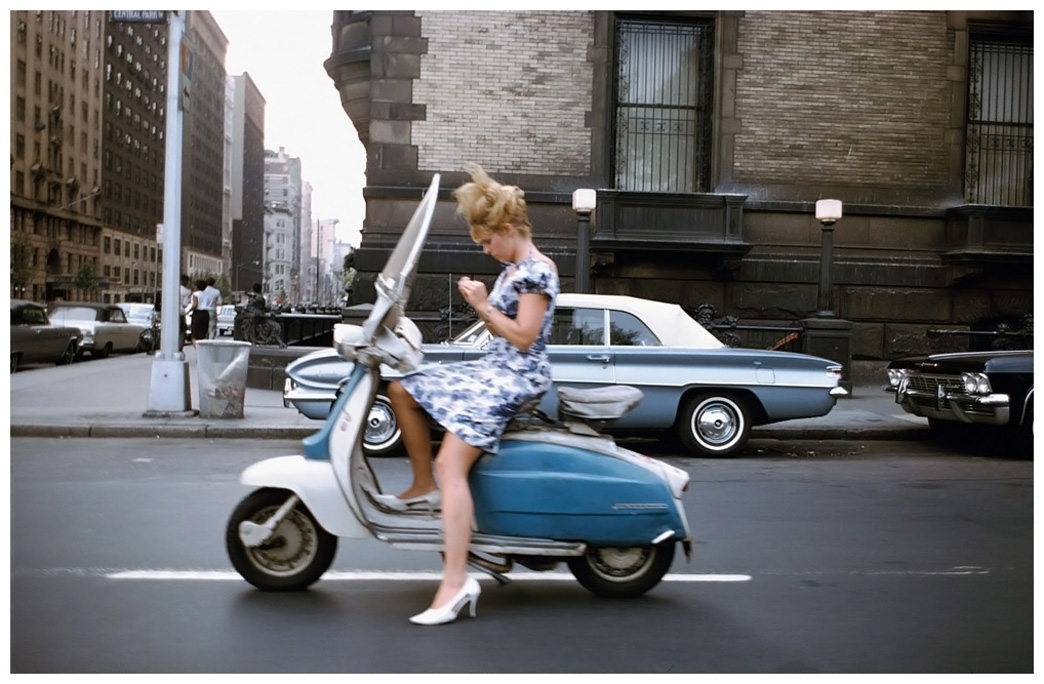Chica en moto vespa de Joel Meyerowitz