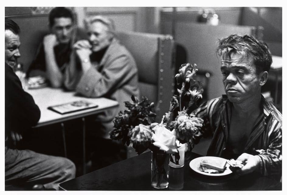 Brucedavidson-fotografia enano en un bar