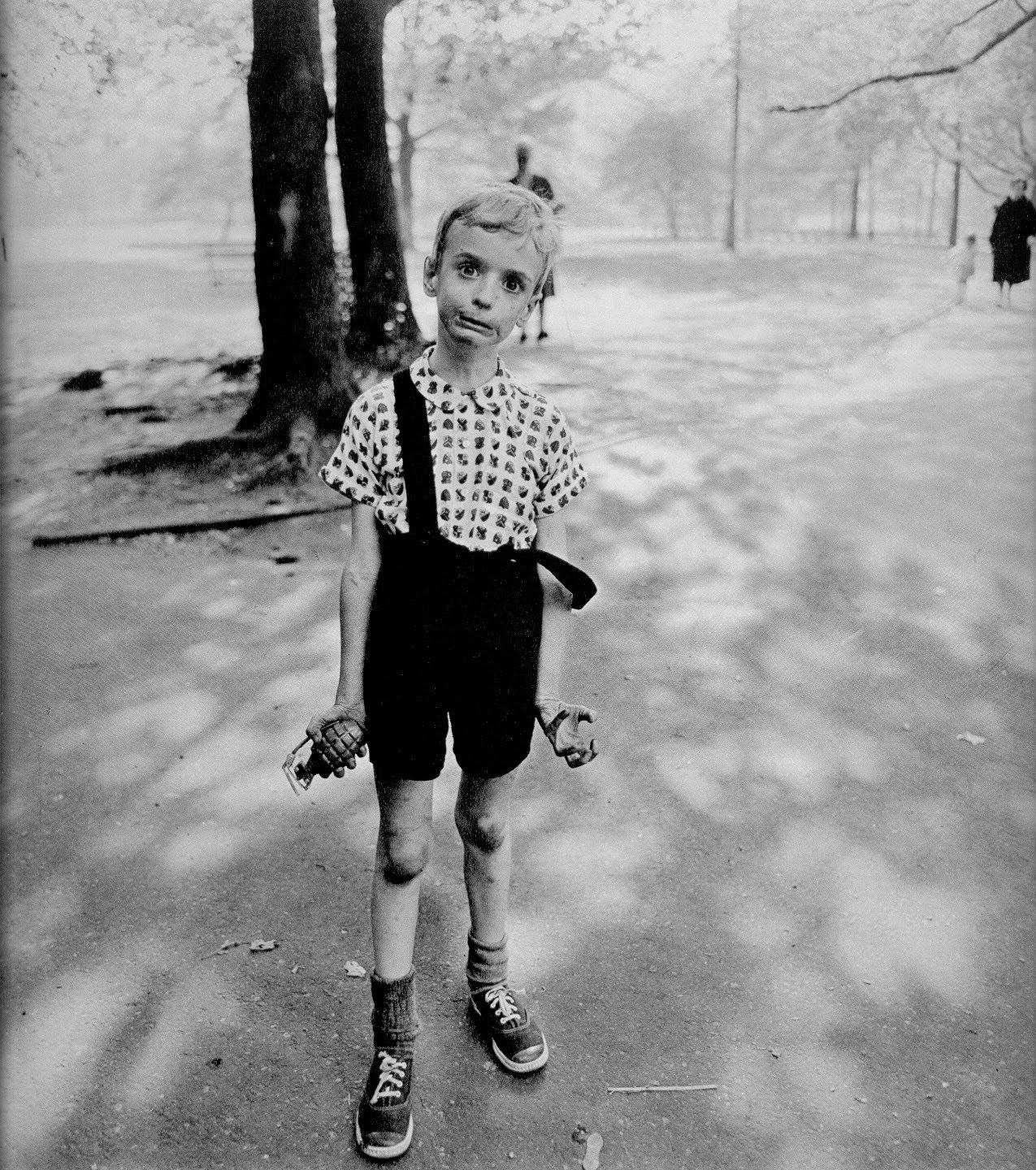 Niño haciendo muecas fotografiado por Diane Arbus