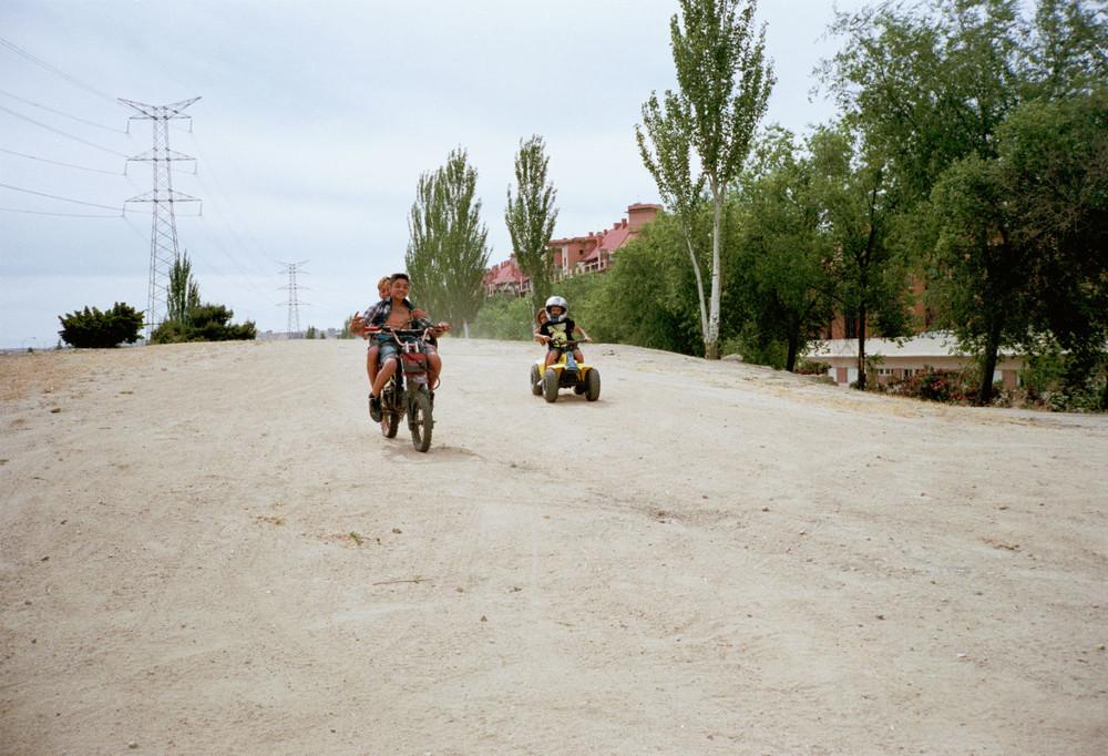 Chicos en motos por el barrio de orcasur, madrid