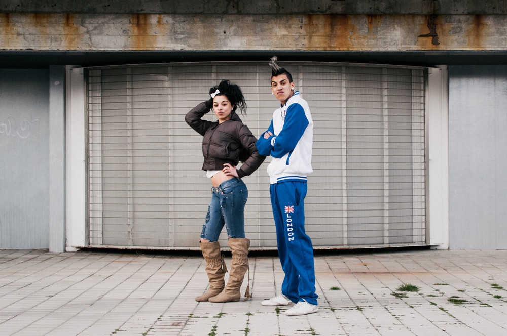 Pareja posando en las calles del barrio madrileño de orcasur