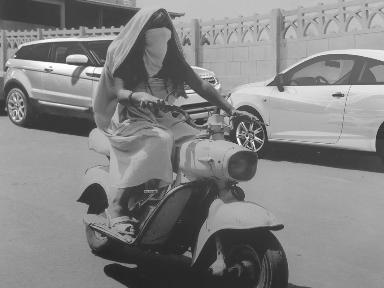 mujer argelina en una moto futursita