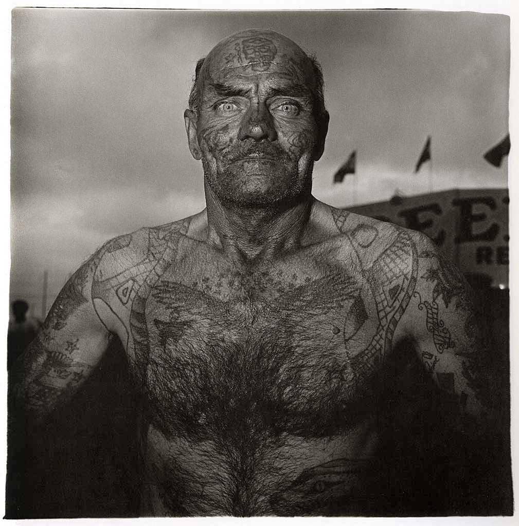 Carnaval de maryland, hombre forzudo fotografiado por diane Arbus