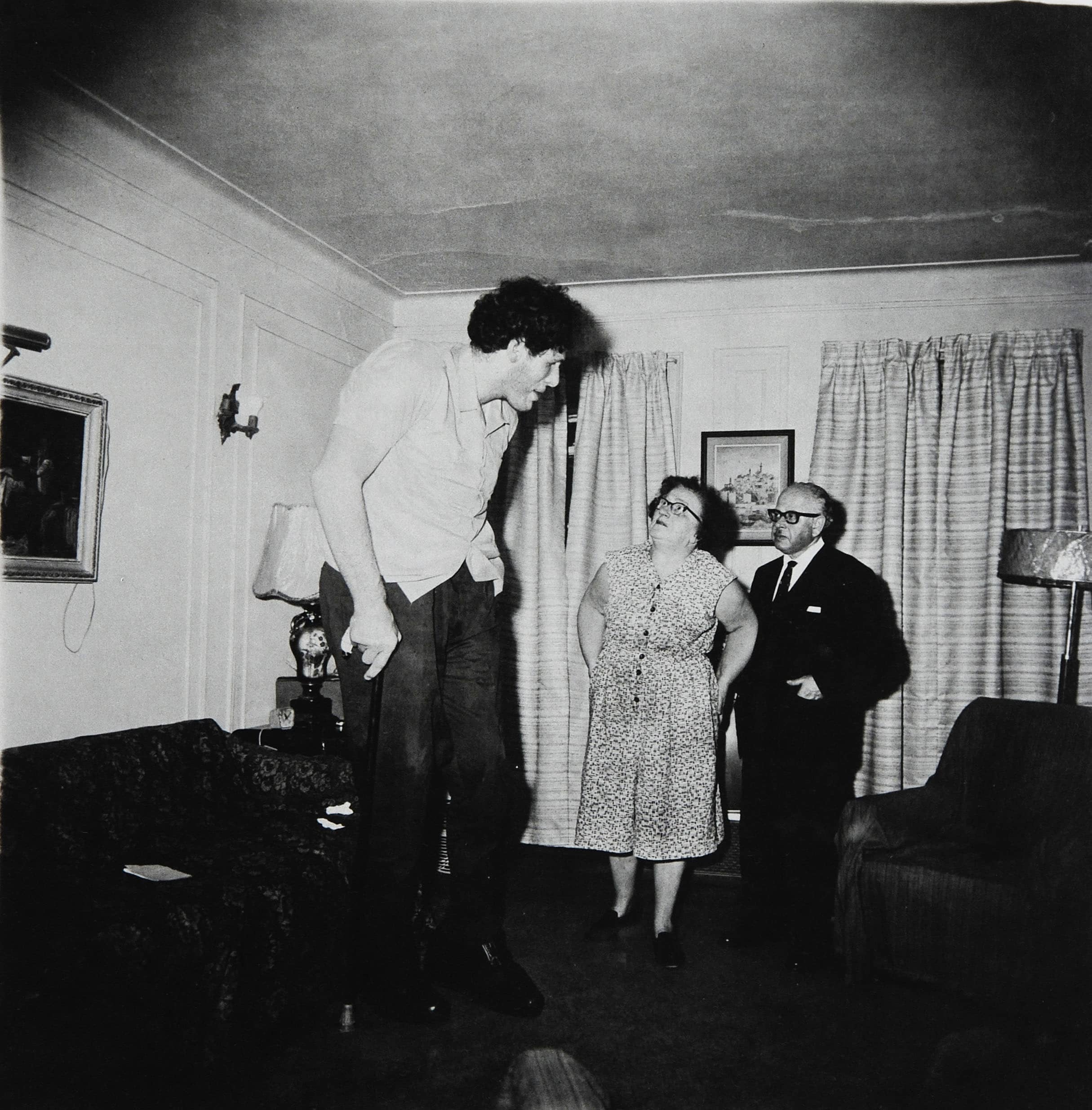 Hombre gigante fotografiado por Diane Arbus