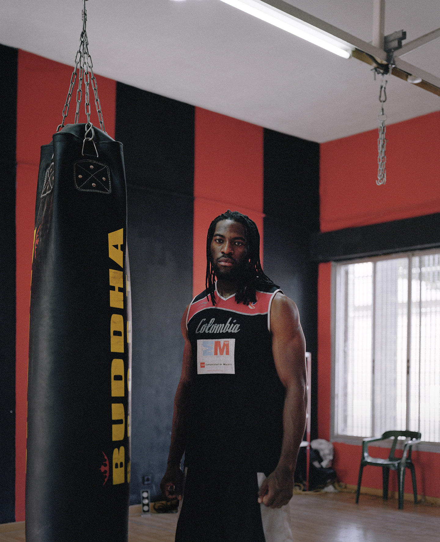 chico de color en gym de boxeo en orcasur