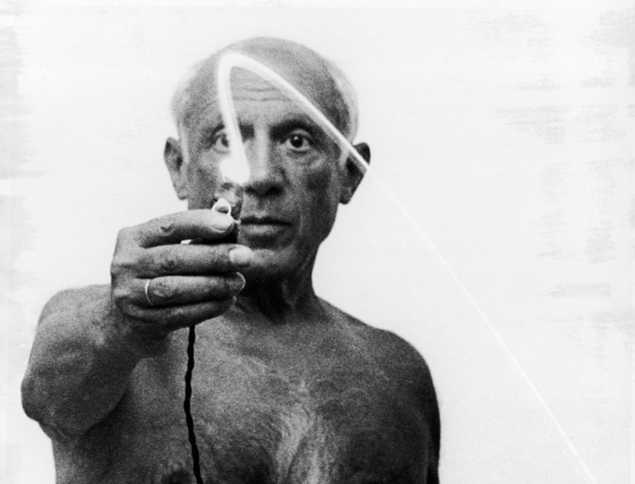 Pablo picasso pintando con luz