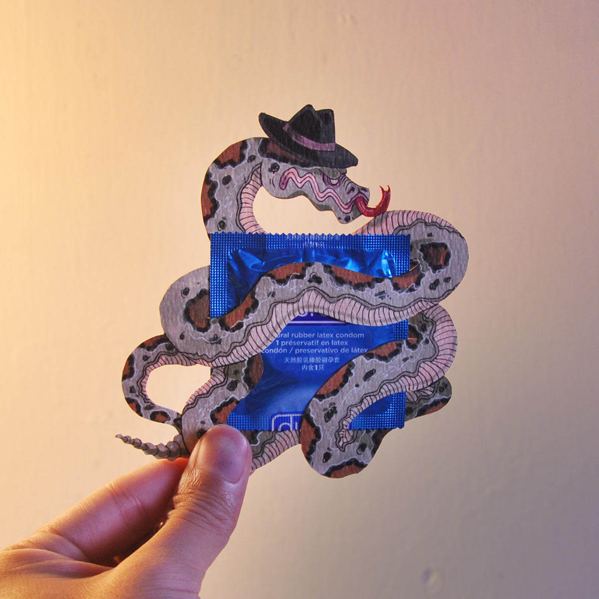 durex packaging condones con una serpiente