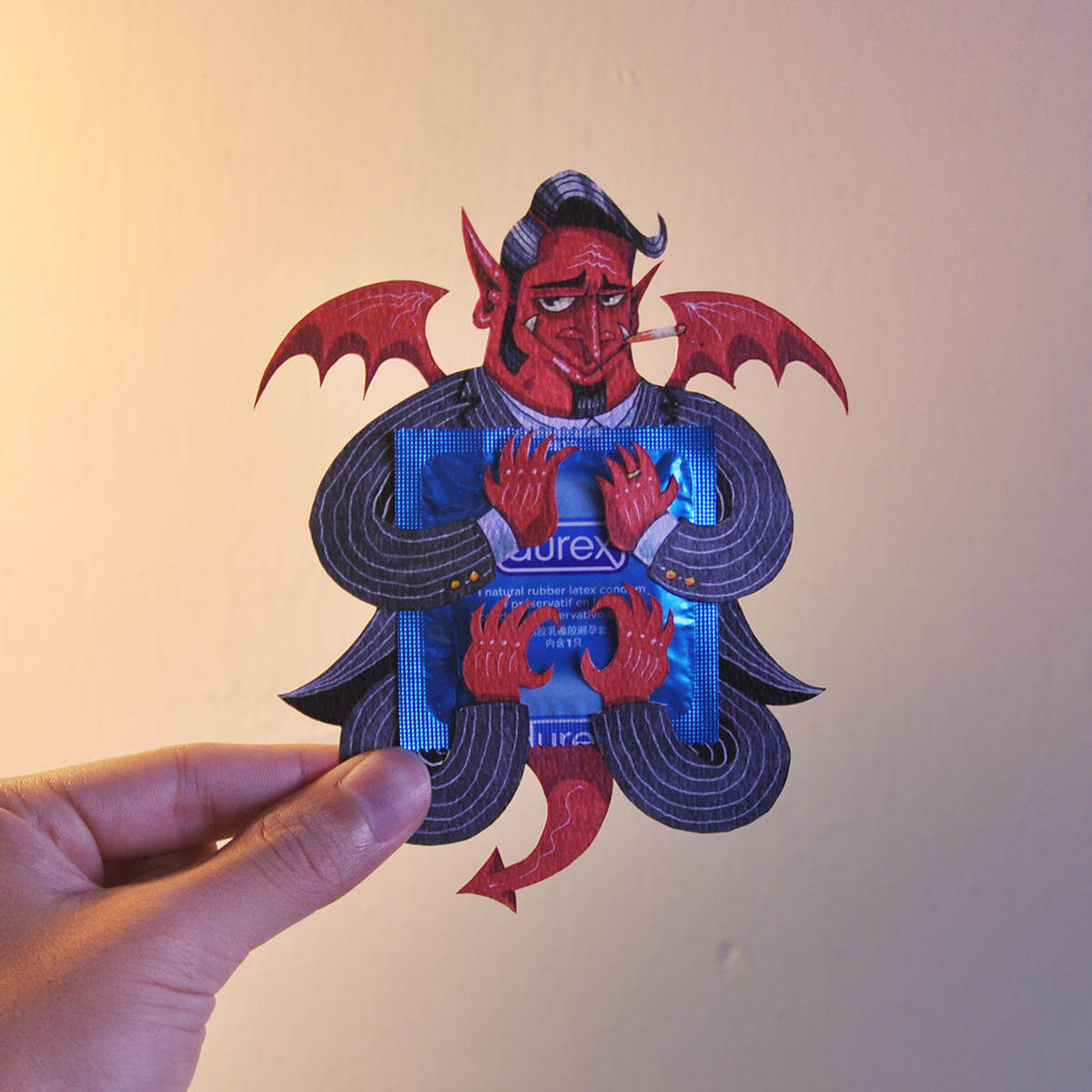packaging de preservativo durex con un demonio