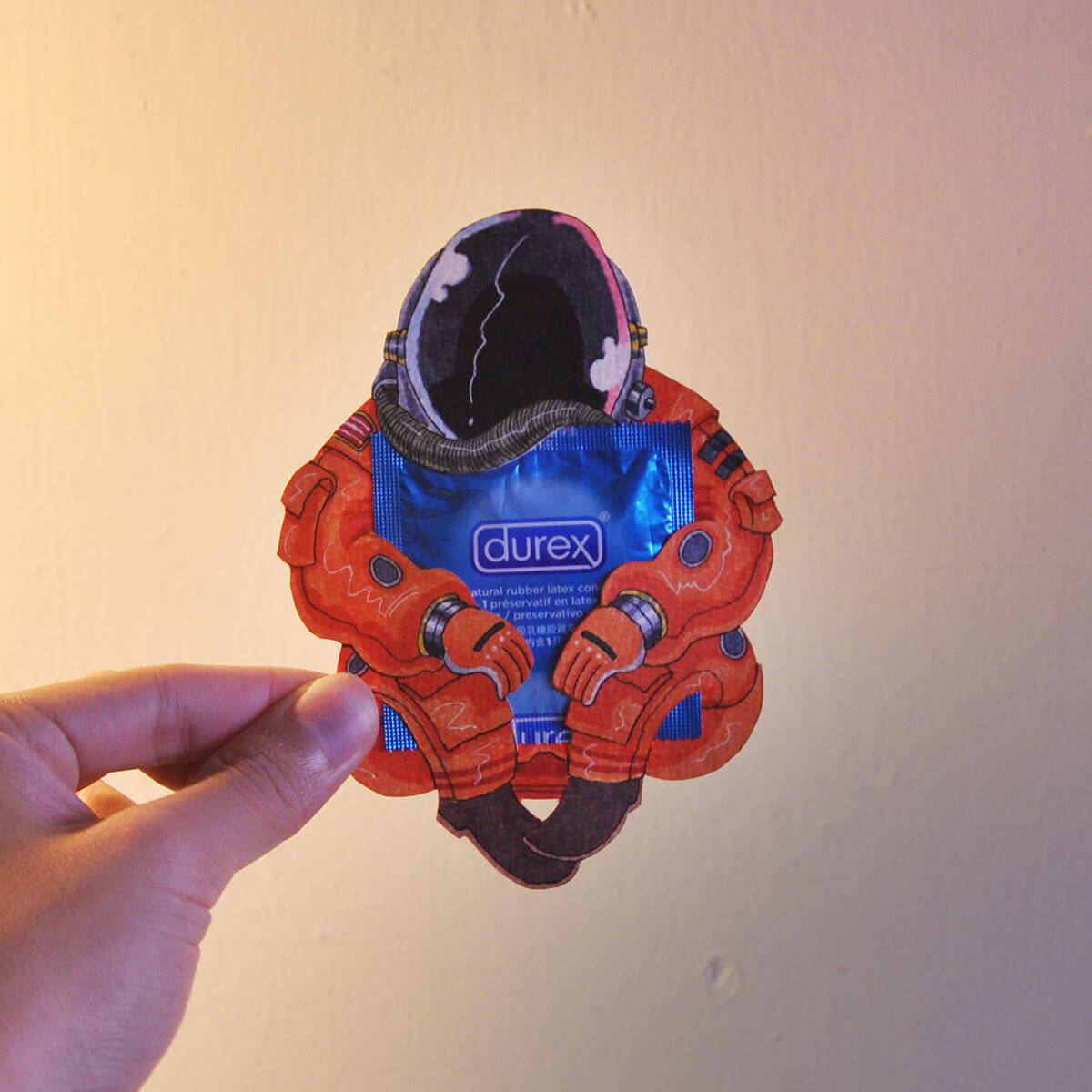durex packaging con un astronauta