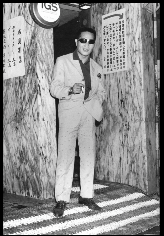 yakuza en una calle de kabukicho en japon