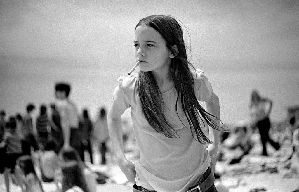 niña fumando fotografiada por Joseph Szabo 