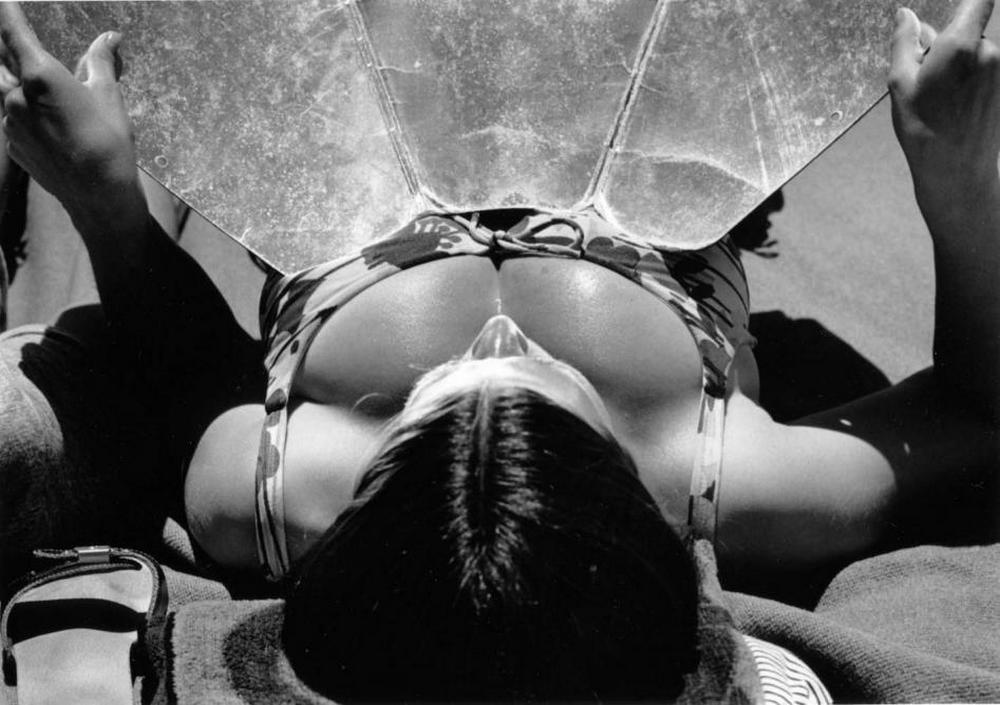 Mujer tomando el sol en los 60s por Joseph Szabo 