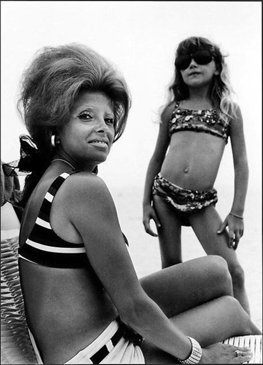 Madre e hija fotos en la playa por Joseph Szabo 