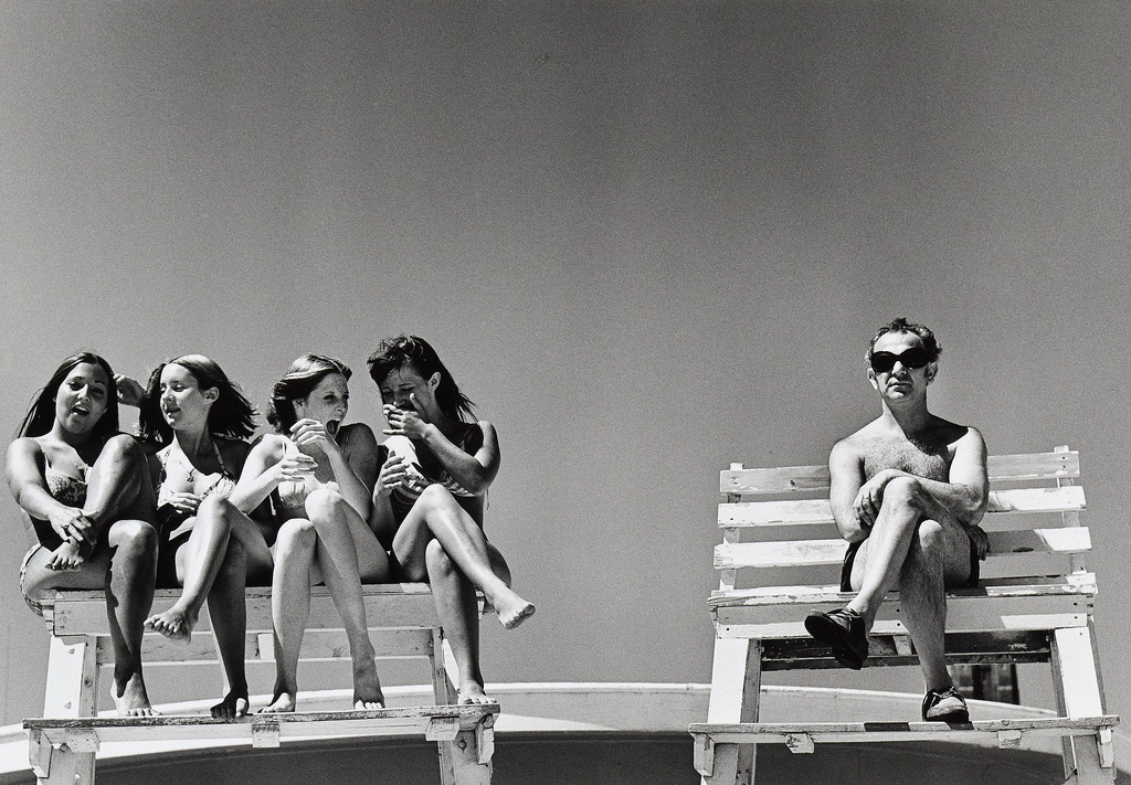 Fotografía surreal de chicas y hombre por Joseph Szabo 
