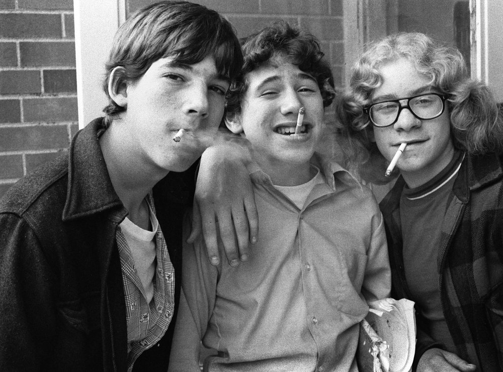 Chicos jovenes de los años 60 fumando, fotografía de Joseph Szabo