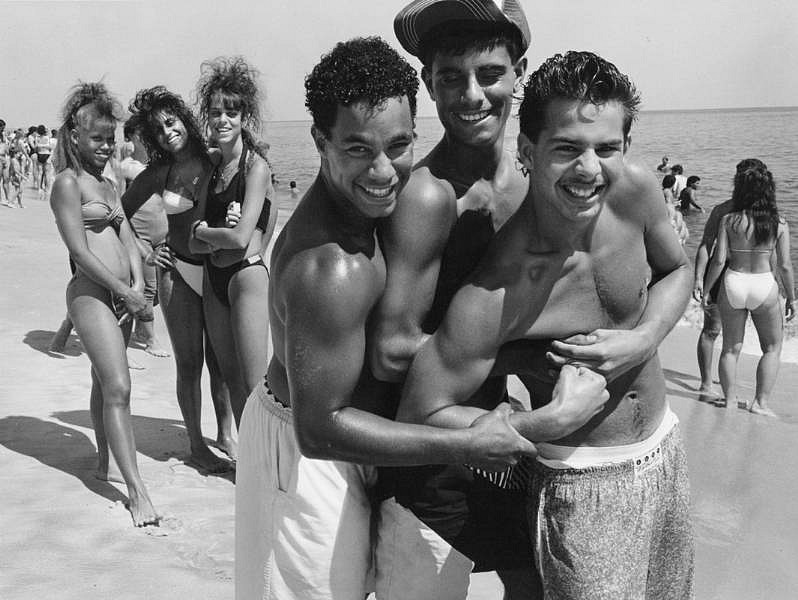 Grupo de adolescentes posando en la playa en los años 60