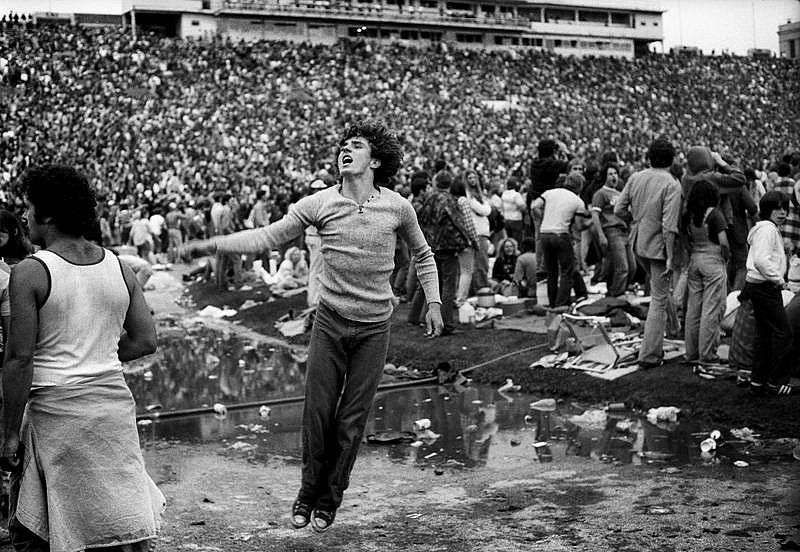 Joven saltando en woodstock foto hecha por Joseph Szabo 