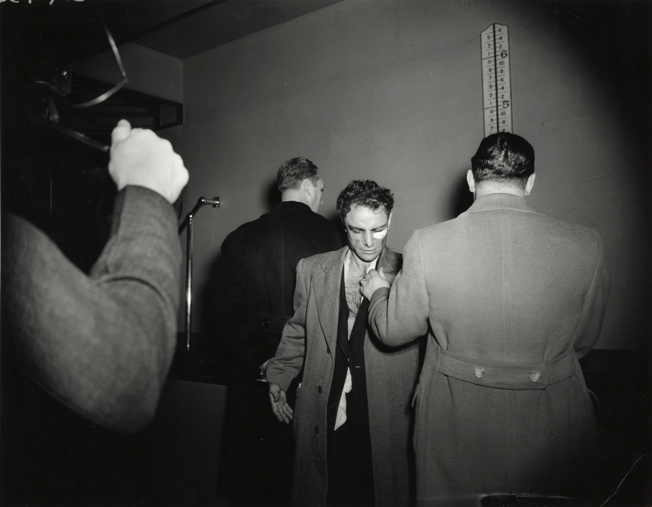 Detención de sospechoso en new york. Fotografía de Weegee