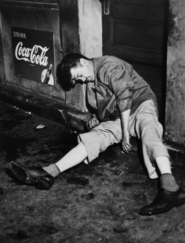 Asesinato frente un bar, fotografiado por Weegee