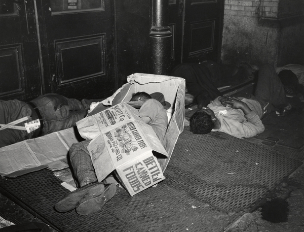 Vagabundos durmiendo entre cartones y perodicos, fotografía de weegee