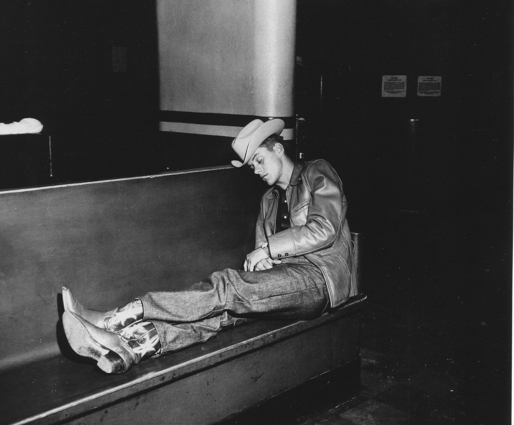 Cowboy durmiendo en un banco. Fotografía de weegee