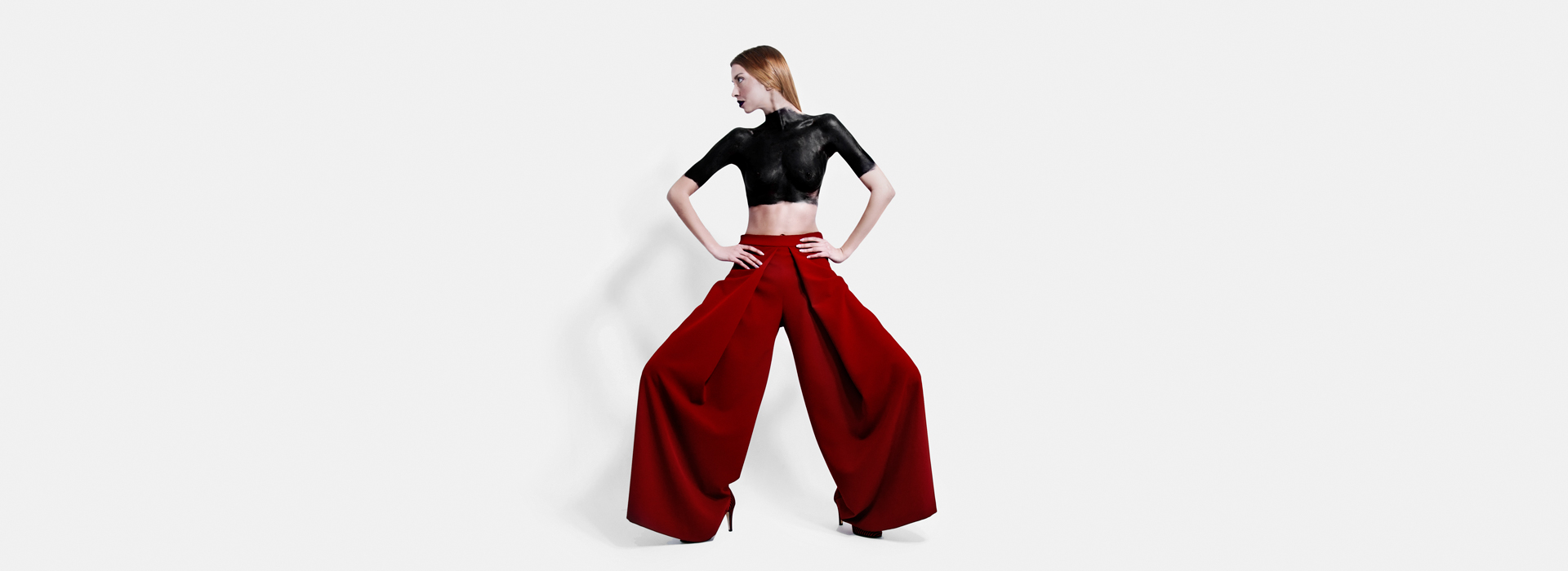 Detalle de modelo mostrando unos pantalones diseñados por gema siveroni