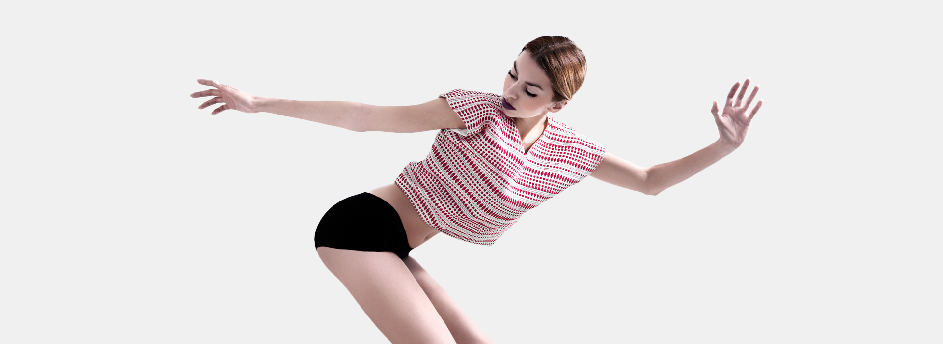 Chica de lado posando con ropa diseñada por Gema siveroni