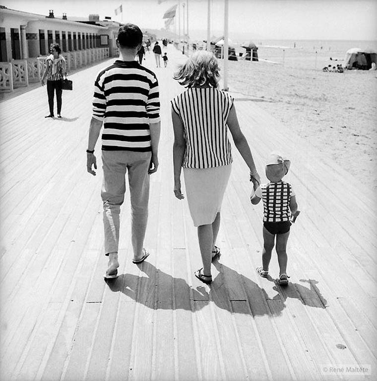 Rene-Maltete, fotografía de familia paseando por la playa
