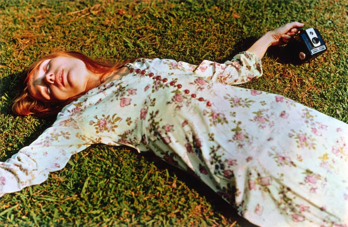 mujer tirada en el cesped fotografia de William Eggleston
