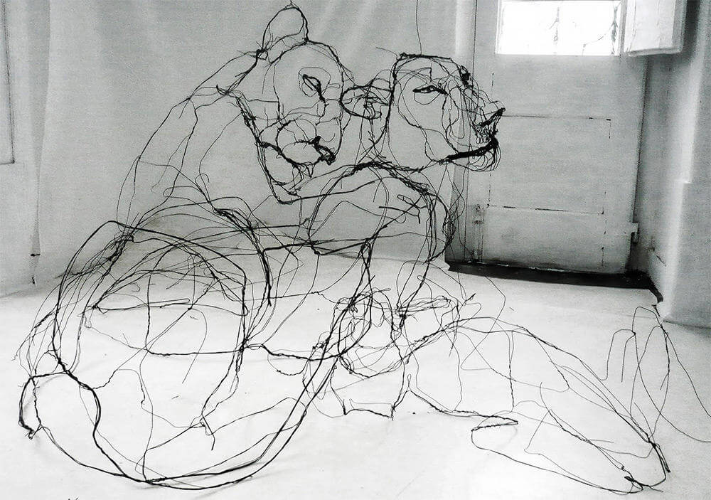 Escultura de leones hecha con alambres por el escultor david oliveira