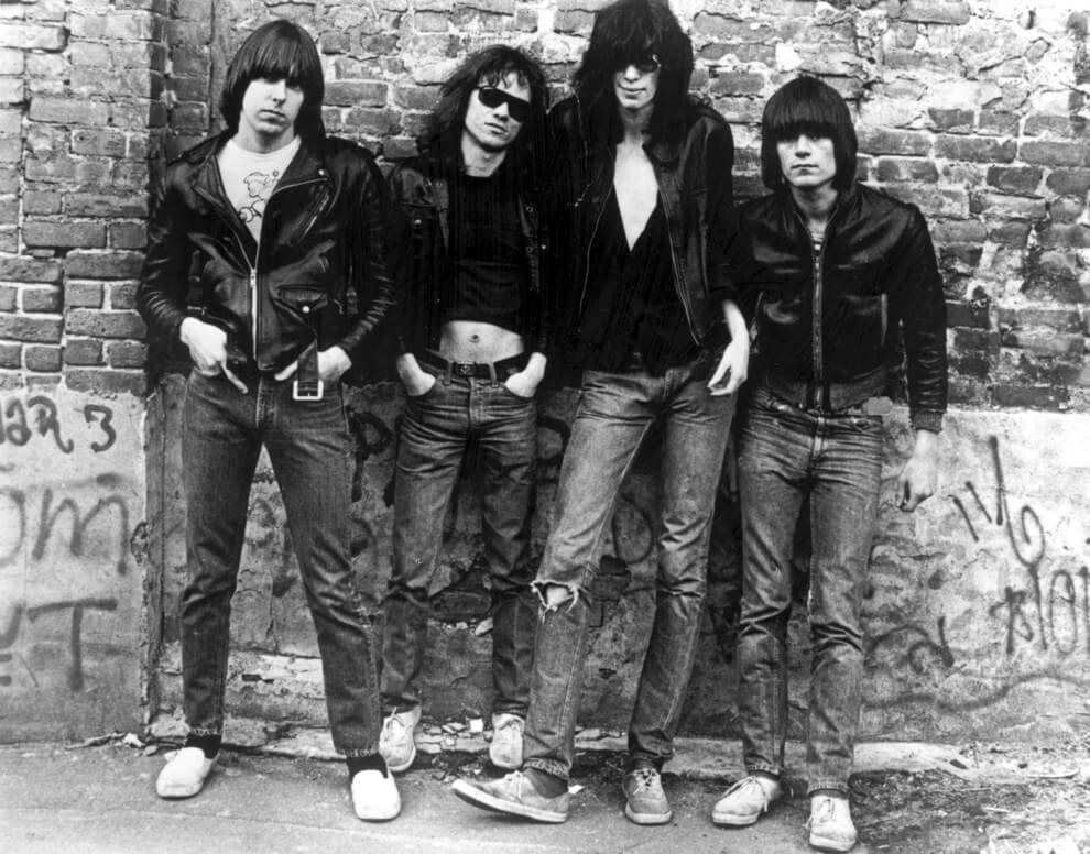 Fotografía de the ramones detrás de la sala cgbg de new york