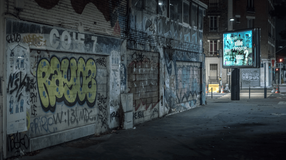 suburbio con graffiti en paris